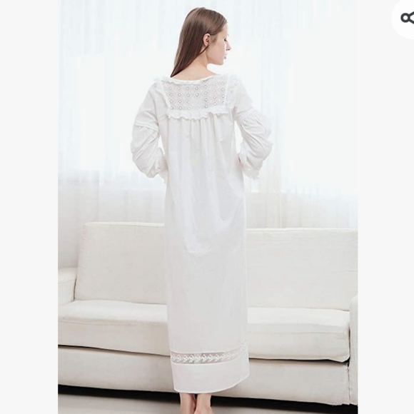 Share beauty vintage looking nightgown - Picture 2 of 14